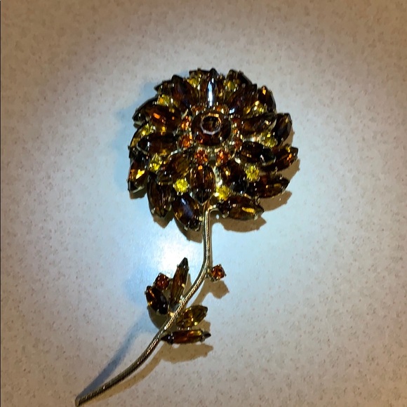 Jewelry - Vintage rhinestone broach